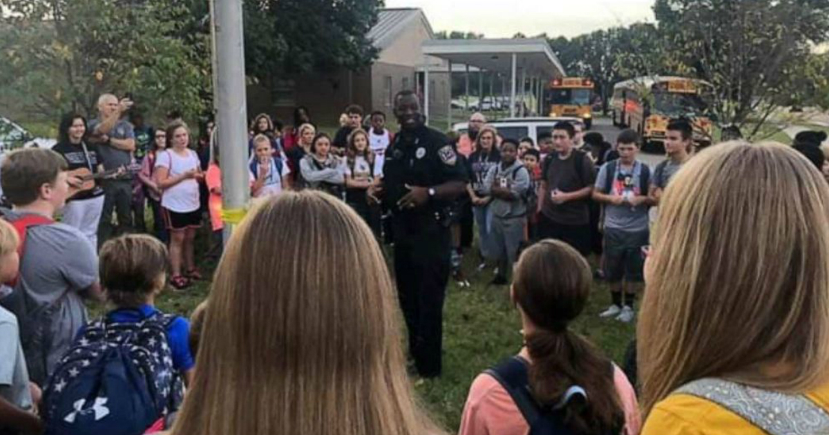 Prayer At The Flagpole Day After Day By Police Officer Goes Viral 1355