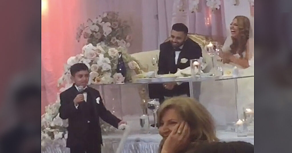 little-brother-wedding-speech-has-bride-and-groom-laughing-hysterically