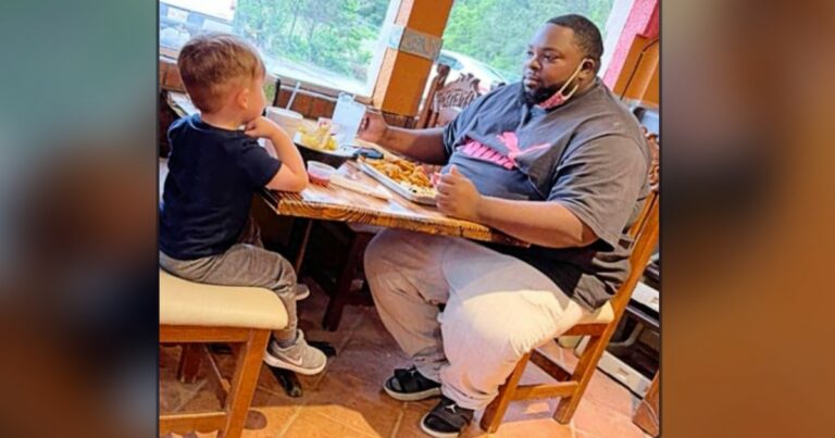 Crying Child In Restaurant Befriends Stranger And Photo Goes Viral