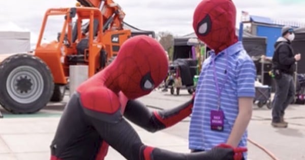 Video 'Superhero' neighbor gets heartwarming surprise from his