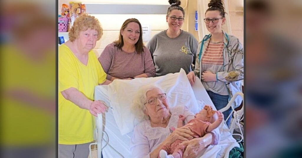 6 Generations of Family in Sweet Photo Goes Viral | God Updates